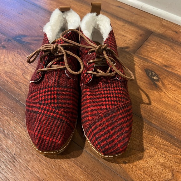 Toms Womens Size 11 Red Plaid Venice Collection Faux Fur Lined Booties Winter - Picture 1 of 6
